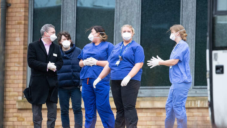 Personal sanitari esperant repatriats de la Xina pel coronavirus a Anglaterra el 9 de febrer de 2020