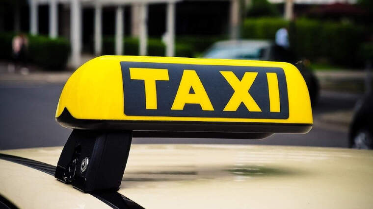 Elemento indicativo superior de un taxi