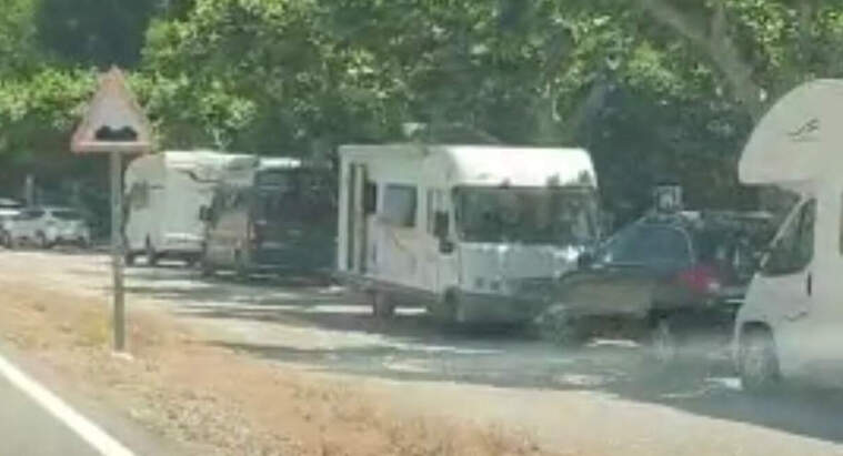 Autocaravanes aparcades a la vorera a Camarasa