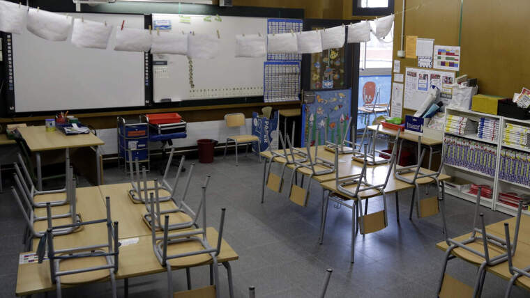Una de les aules de l'escola Marta Mata de Girona, buida el 21 d'abril del 2020