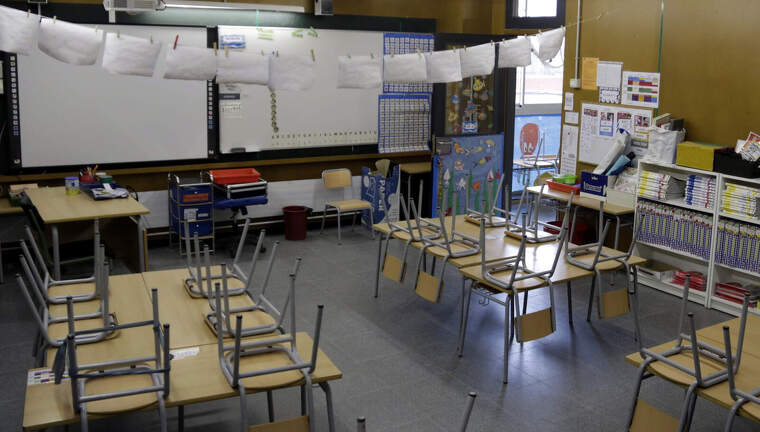 Una de les aules de l'escola Marta Mata de Girona, buida el 21 d'abril del 2020