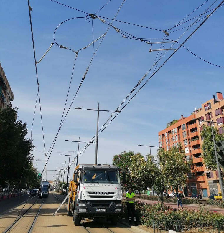 Un camió d'obra ha paralitzat dos lÃnies de tramvia en València