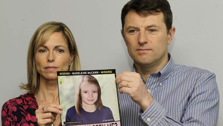 Kate i Gerry McCann, pares de Madeleine, amb una cartell de desapariciÃ³ l'any 2012