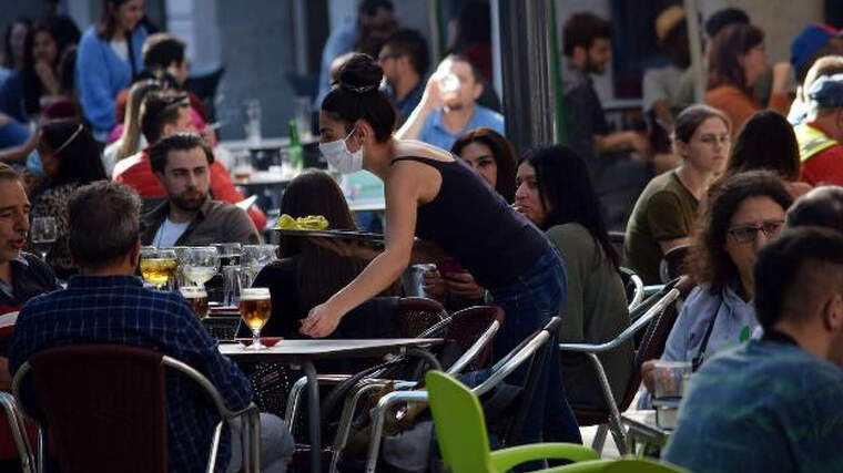 Clientes sentados en la terraza de un bar en LogroÃ±o