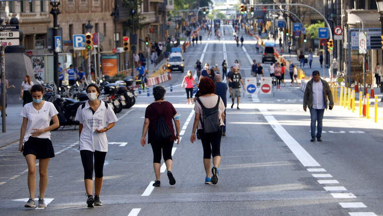 Ciutadans passejant per Via Laietana amb distÃ ncia de seguretat pel coronavirus, tallada al trÃ nsit, 23/05/2020