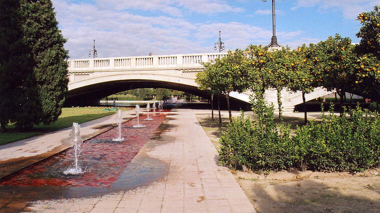 Jardins del TÃºria, amb el Pont d'AragÃ³ al fondo