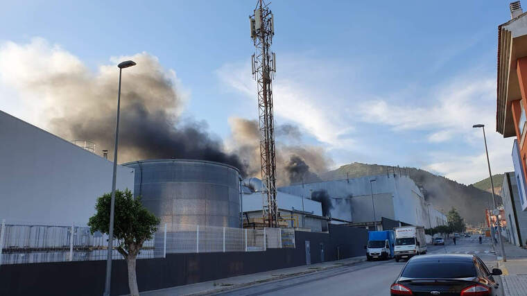 Incendi en la nau industrial de Dulcesol en Vilallonga