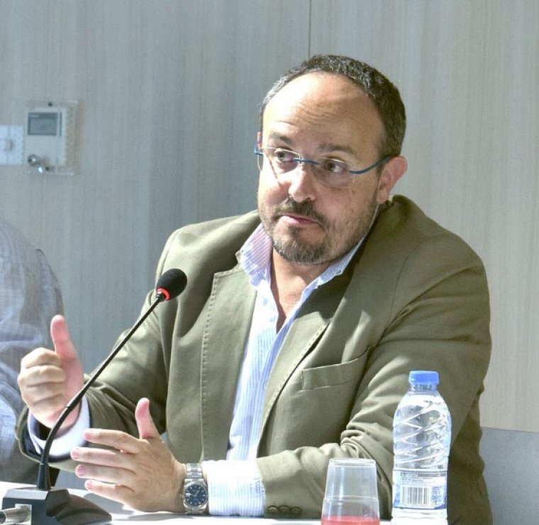 Alejandro Fernández durant la xerrada a Cerdanyola del Vallès el 29 de maig