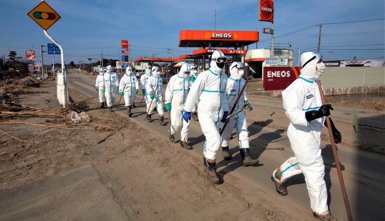 Policías japoneses en Fukushima patrullando.