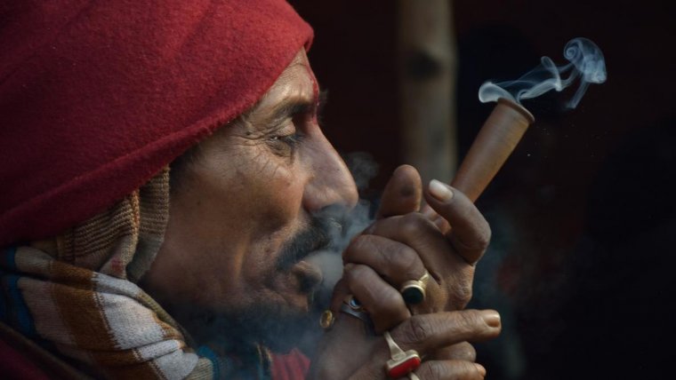 Un hombre fuma marihuana en Koltala, en India.