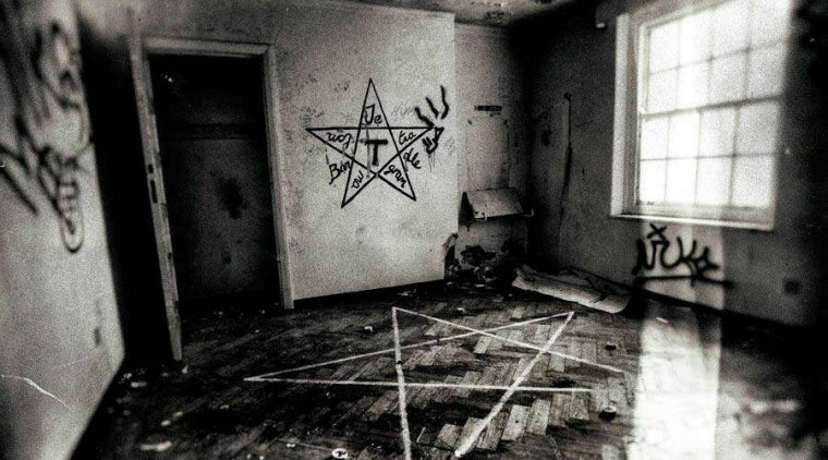 Pentagrama satánico en un lugar abandonado.