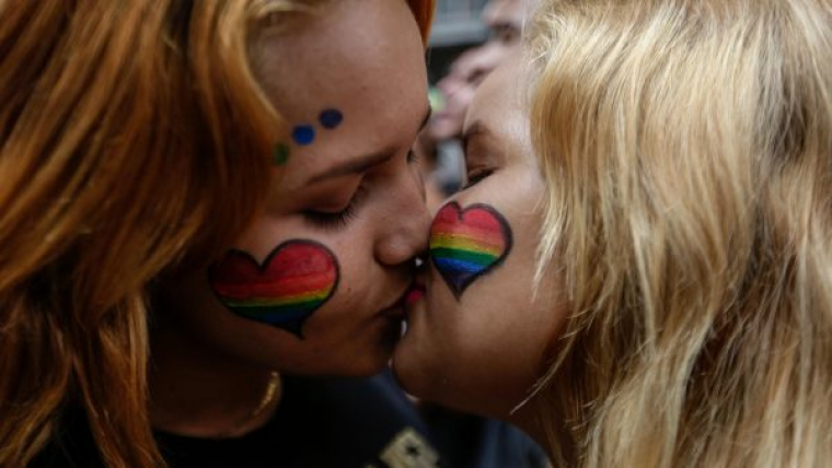 Dos personas besándose en el día del orgullo LGTBIH.