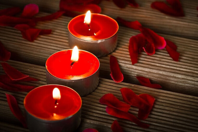 Significado de las velas: sus colores y las formas de su llama y cera cuando se derrite