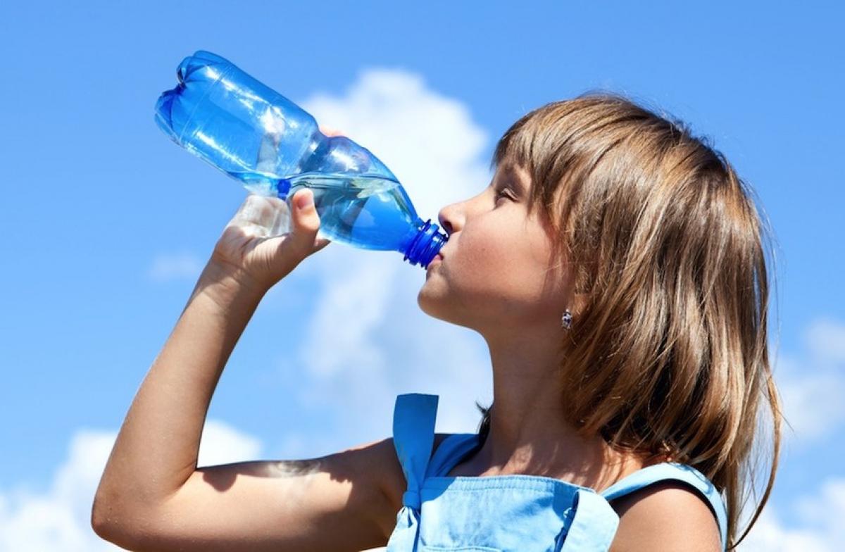 Включи питьевой. Дети воды. Бутилированная вода для детей. Пить чистую воду. Человек пьет чистую воду.