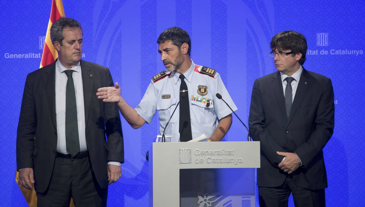 Forn, Trapero i el president Puigdemont en una roda de premsa al Palau de la Generalitat.