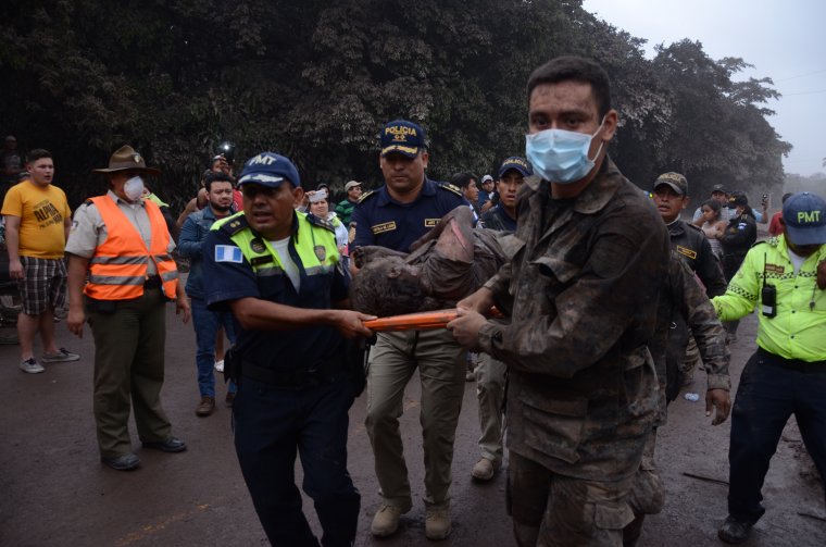 Evacuació d'un dels ferits per l'erupció del volcà Fuego