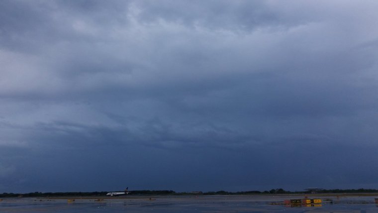 Imatge de la tempesta des de l'aeroport del Prat, on hi ha acabat plovent una mica