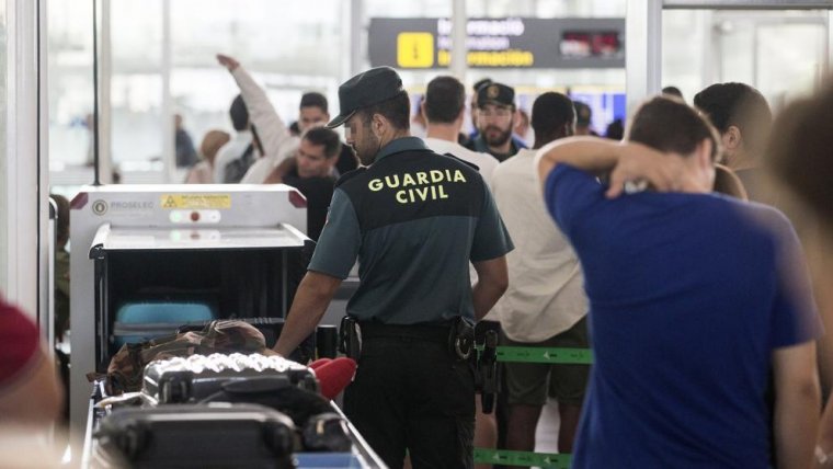 Agents de la Guàrdia Civil en un control a l'Aeroport del Prat