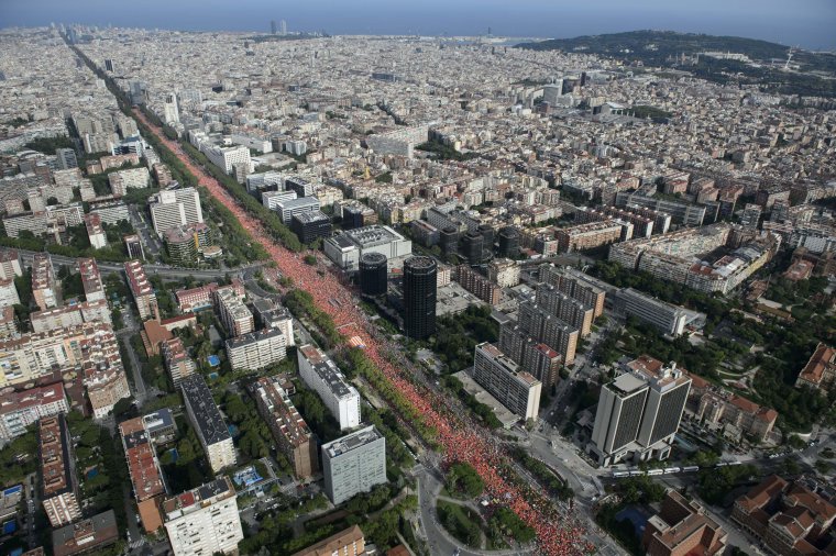 Imatge aèria de la Diagonal de Barcelona durant la manifestació.