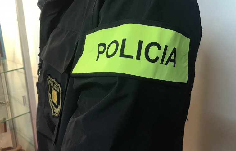 Amb la solapa amunt, es pot llegir «policia» a les noves jaquetes dels Mossos.