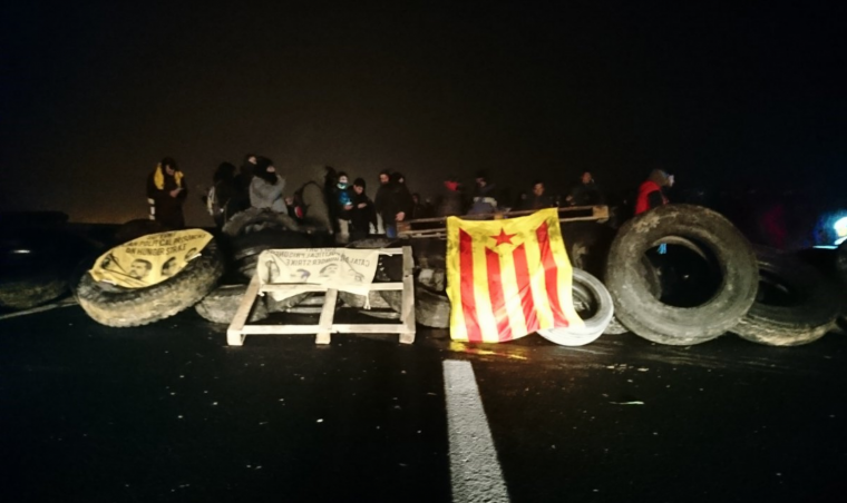 [INTERSINDICAL] Pels drets i per les llibertats, vaga general! Imatge-dun-dels-talls-de-carretera-dels-cdrs-a-catalunya-el-dia-21-de-desembre-no-el-tall-de-borges-blanques-5c29f00b28822