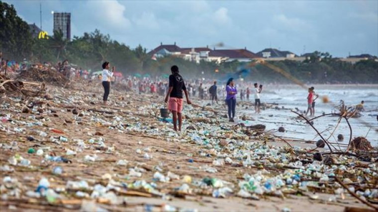 Una platja de Bali plena de brossa i contaminació