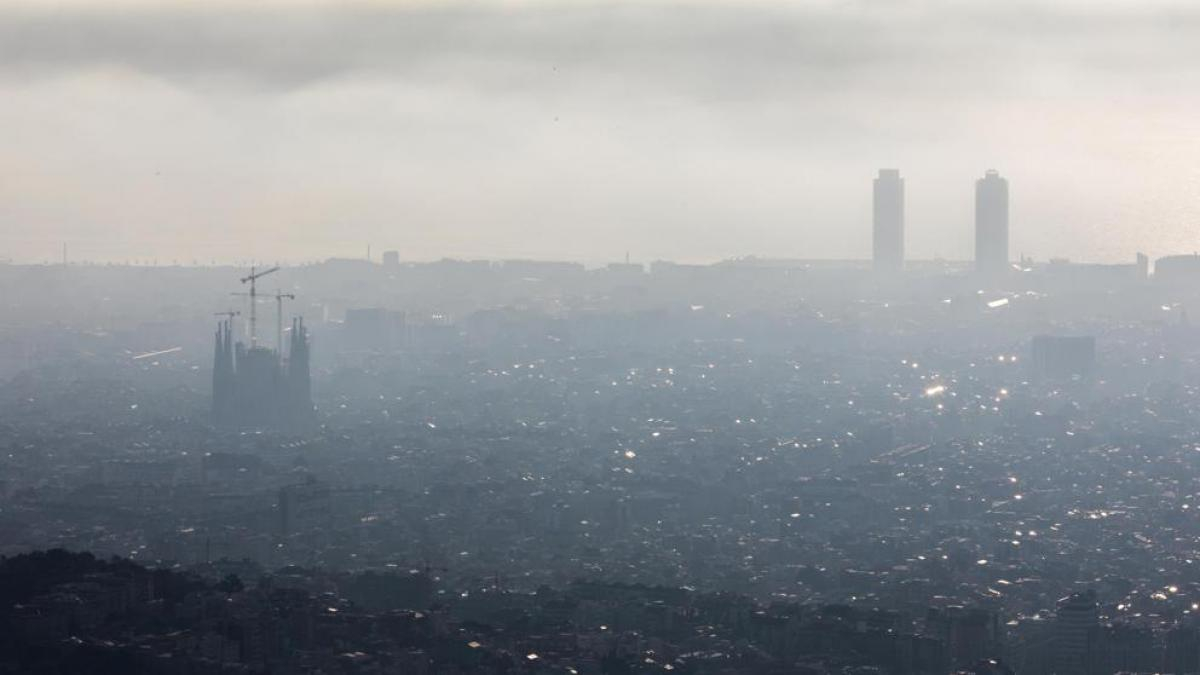 Imatge d'un dia amb molta contaminació a Barcelona