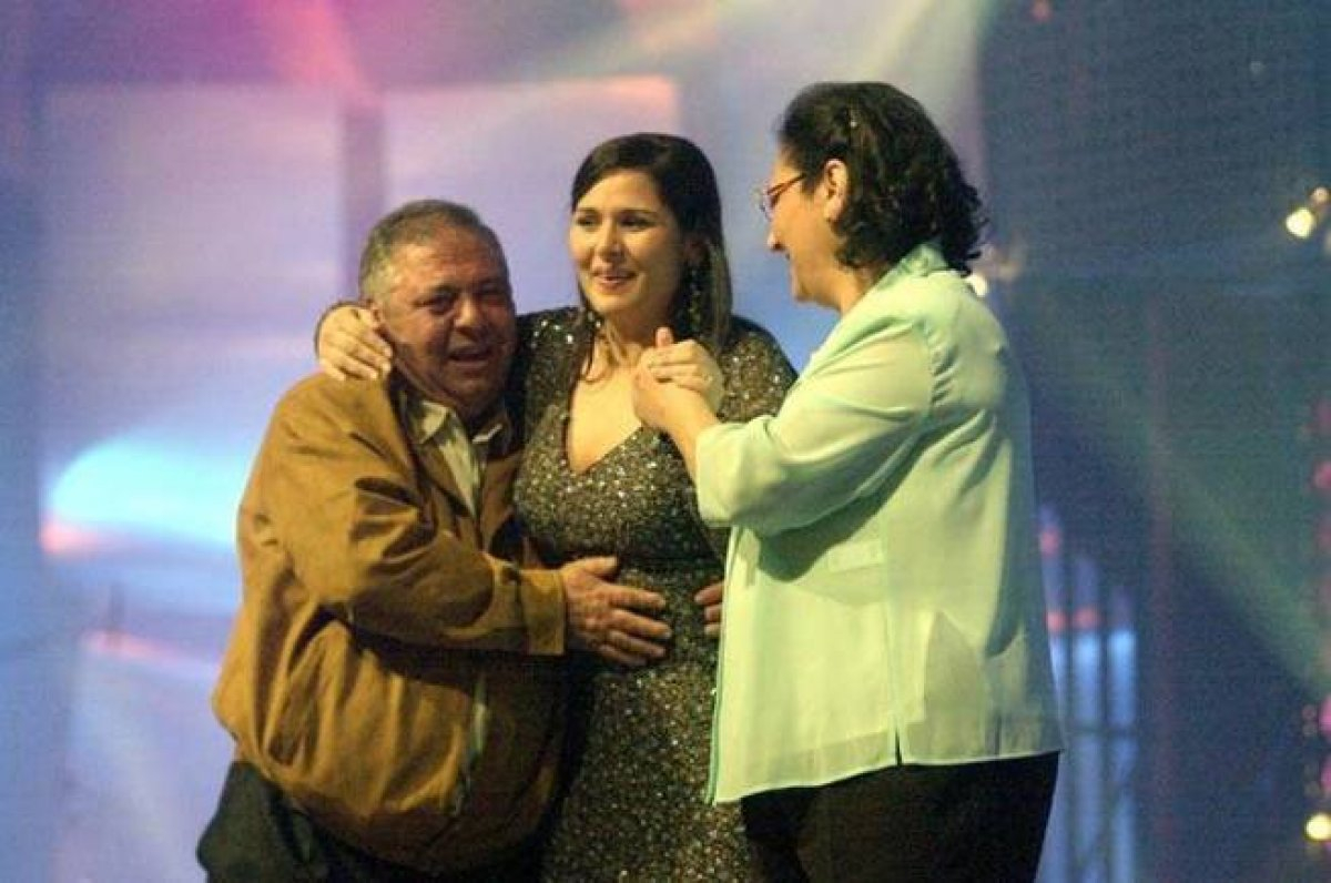 La cantant juntament amb els seus pares durant l'emisió d''Operación Triunfo' l'any 2001