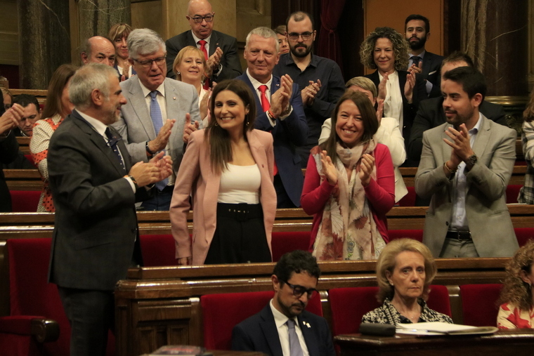 Lorena Roldán rep els aplaudiments dels membres del seu grup parlamentari, Ciutadans, durant el debat de la moció de censura.