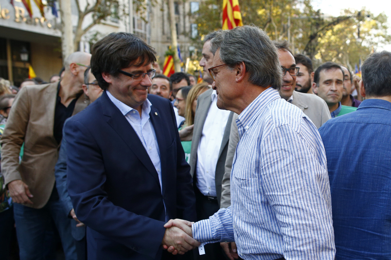 Artur Mas i Carles Puigdemont el 21 d'octubre de 2017, en una protesta al carrer