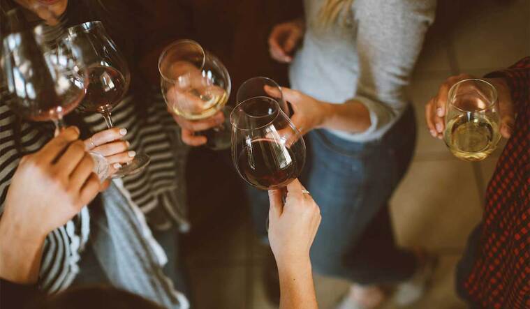 Gent celebrant amb copes de vi una festa