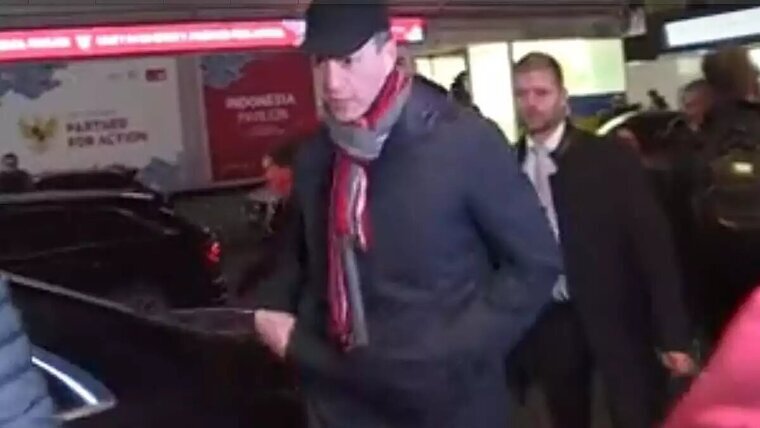 Pedro Sánchez es dirigeix a l'hotel de Davos