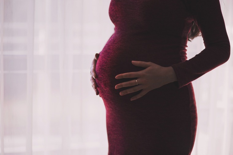 Imatge d'una dona embarassada tocant-se la seva panxa