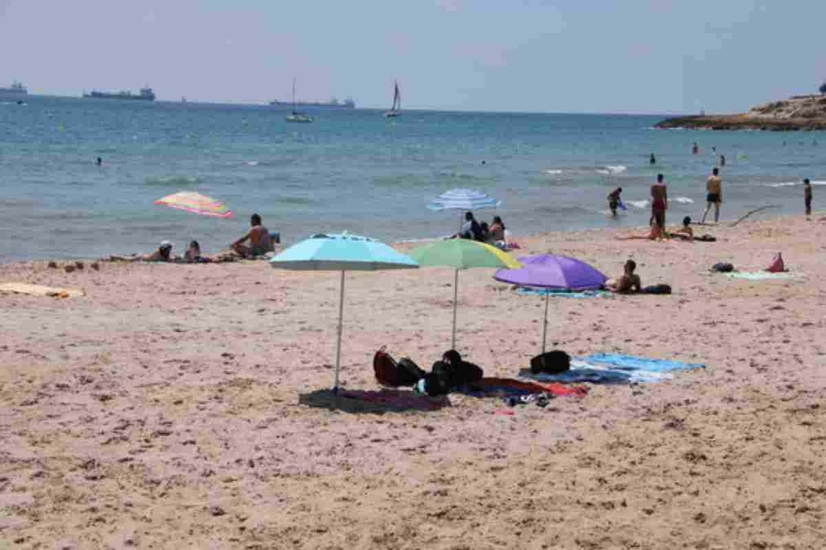 Troben Una Bomba En Una Platja Catalana Plena De Banyistes Aquest Dilluns