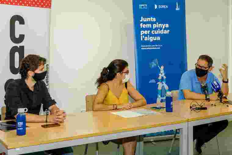 Sergi Font, Esther Madrona i Emili Giralt, durant la roda de premsa oferida després de la renovació del conveni de col·laboració amb la Coordinadora de Colles Castelleres de Catalunya.