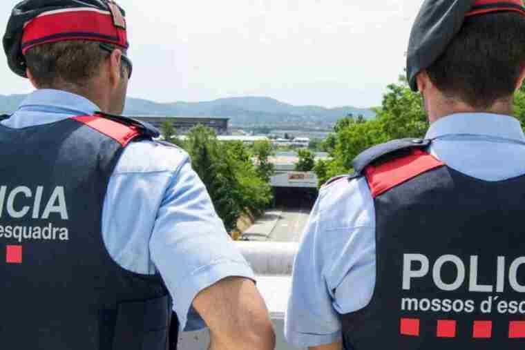 Dos agents dels Mossos d'Esquadra vigilen la zona, 2020