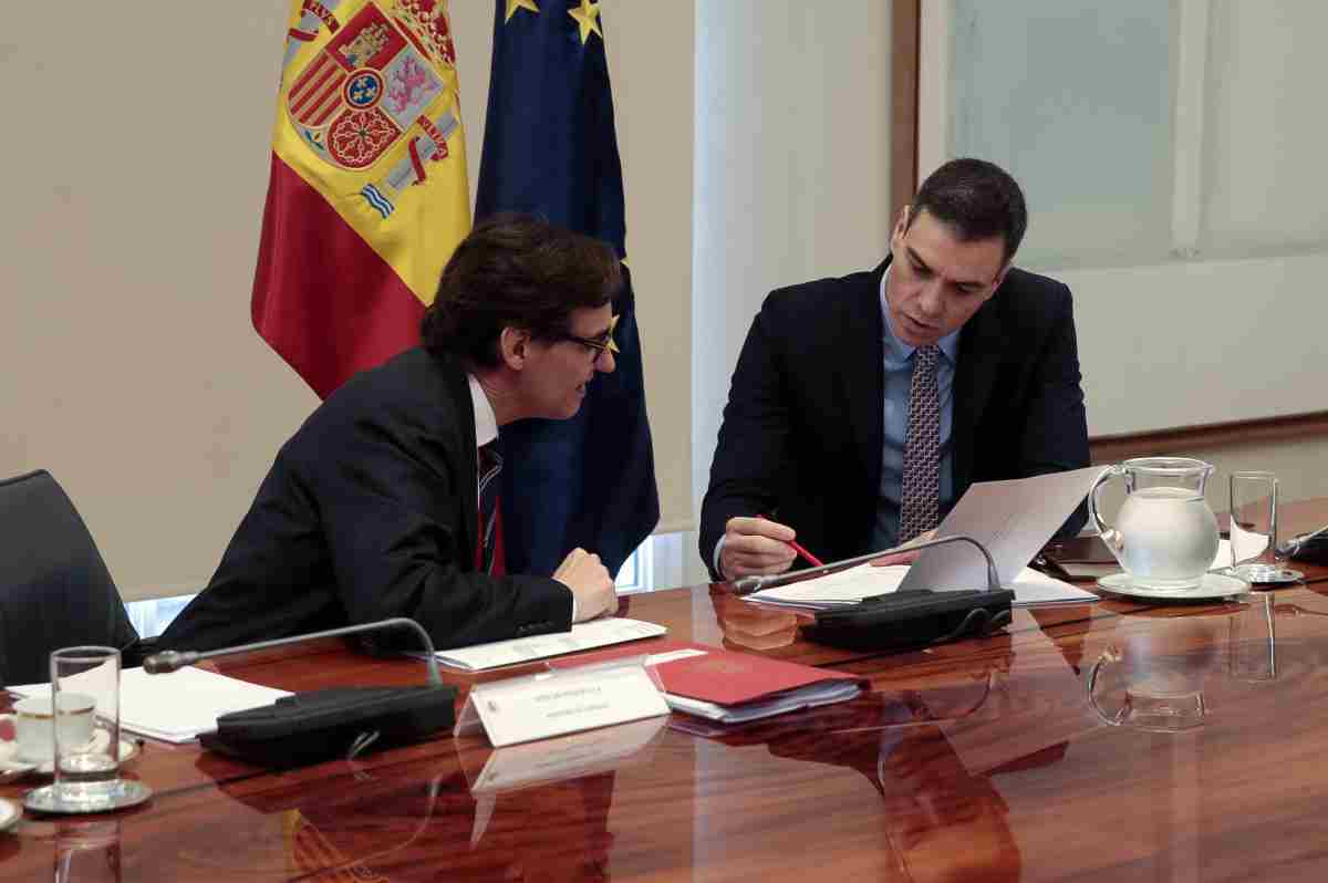 Pla curt del president del govern espanyol, Pedro Sánchez, i el ministre de Sanitat, Salvador Illa, en la reunió amb presidents autonòmics