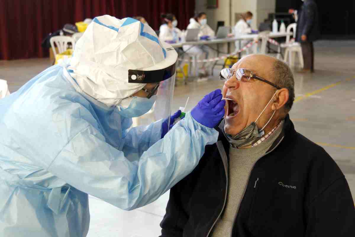 Pla tancat d'un home fent-se la prova PCR amb un tècnic sanitari al pavelló de l'Oli de les Borges Blanques