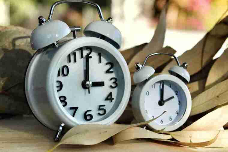 Imatge de dos rellotges marcant el canvi d'hora a l'horari d'hivern