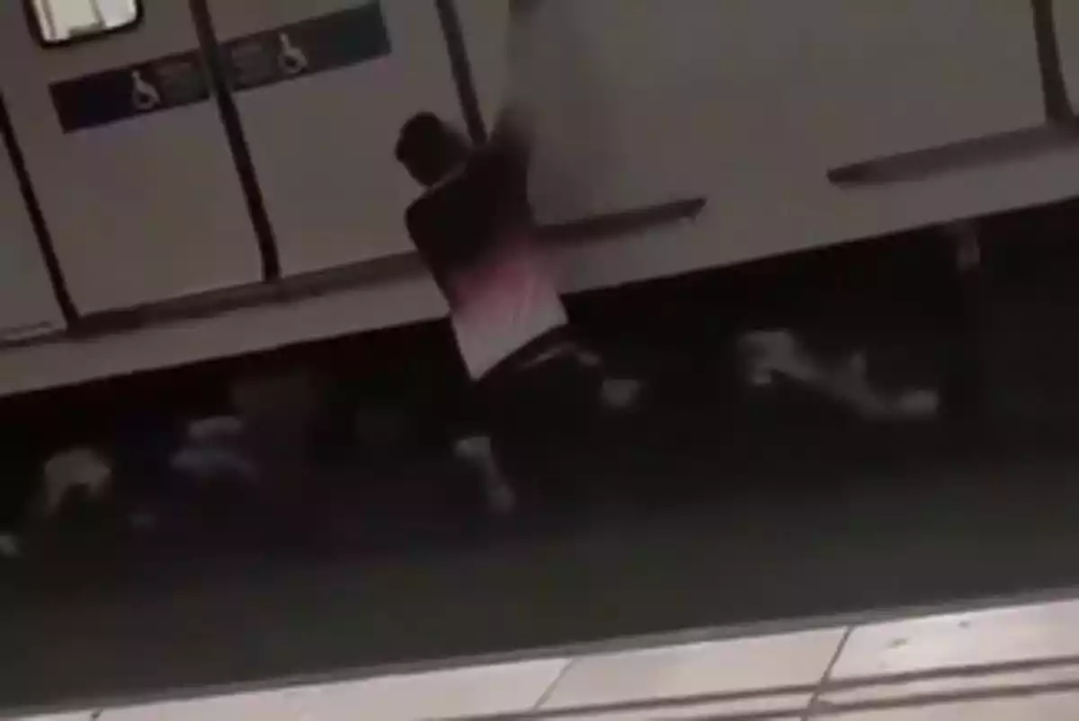 Vídeo: Un jove, atropellat pel metro de Barcelona mentre feia grafitis