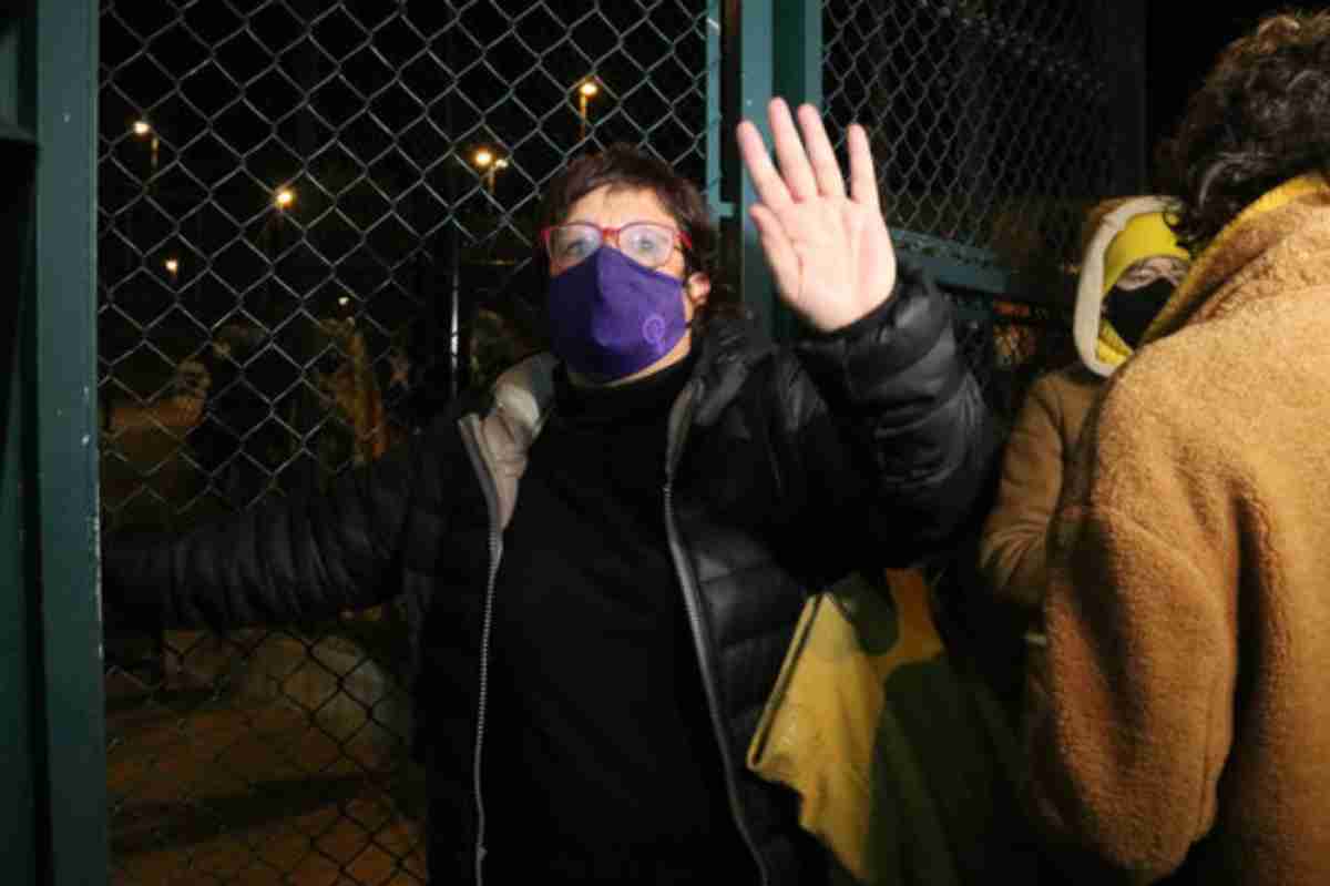 Dolors Bassa, exconsellera de la Generalitat, saludant abans de tornar a la presó