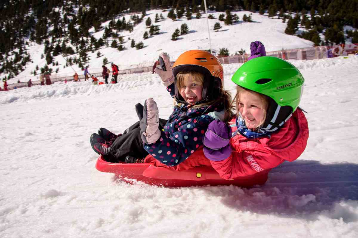 Dues nenes a les pistes d'esquí de Vall de Núria