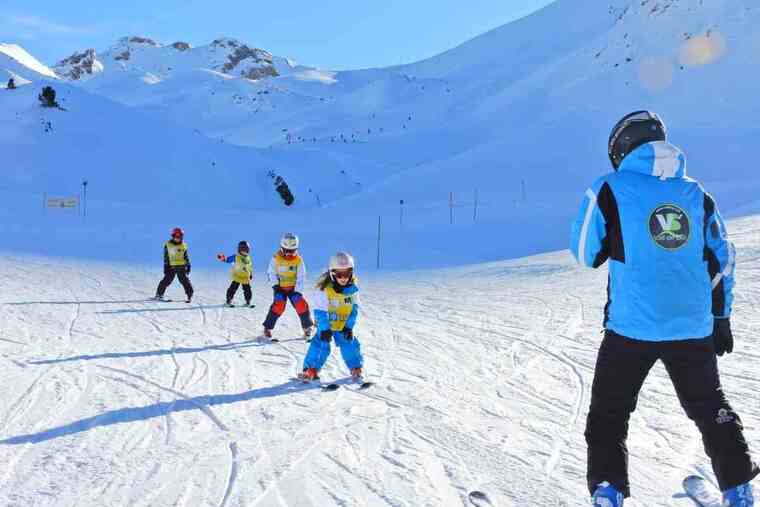 Nens petits a l'estació d'esquí Boí Taüll