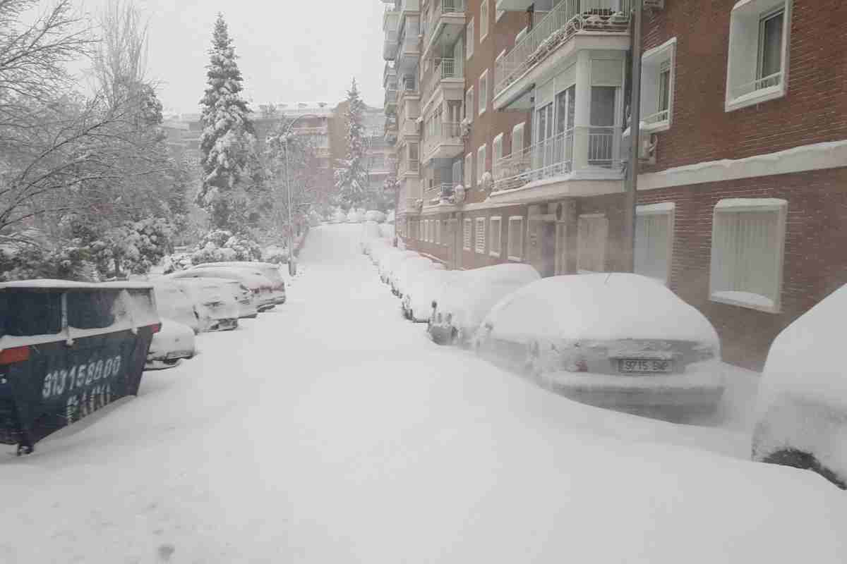 En plena nevada: Dona a llum al cotxe després d’hores esperant una ambulància a Madrid