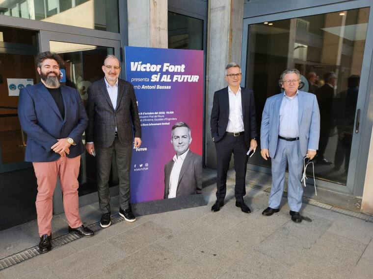 El periodista Antoni Bassas, amb el candidat Víctor Font, en un acte de campanya a Andorra