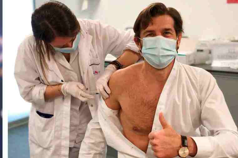 Miguel Sánchez Encimas, sanitari i parella de Chenoa, posant-se la vacuna del coronavirus