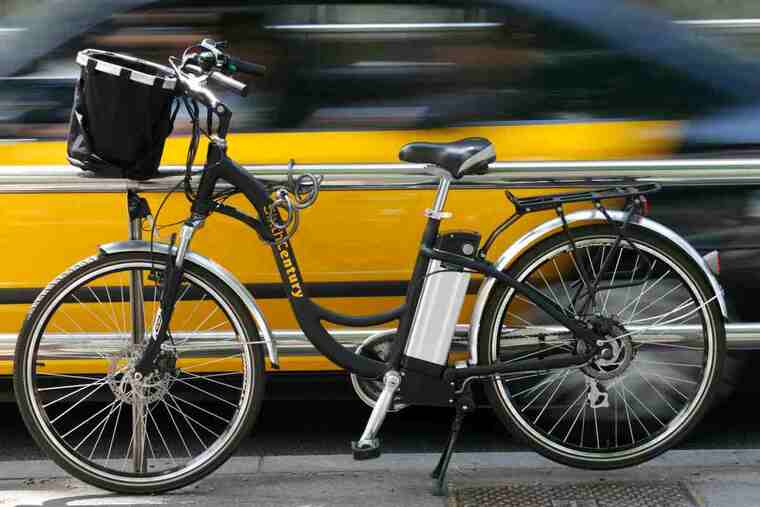 Una bicicleta aparcada amb un taxi al darrere