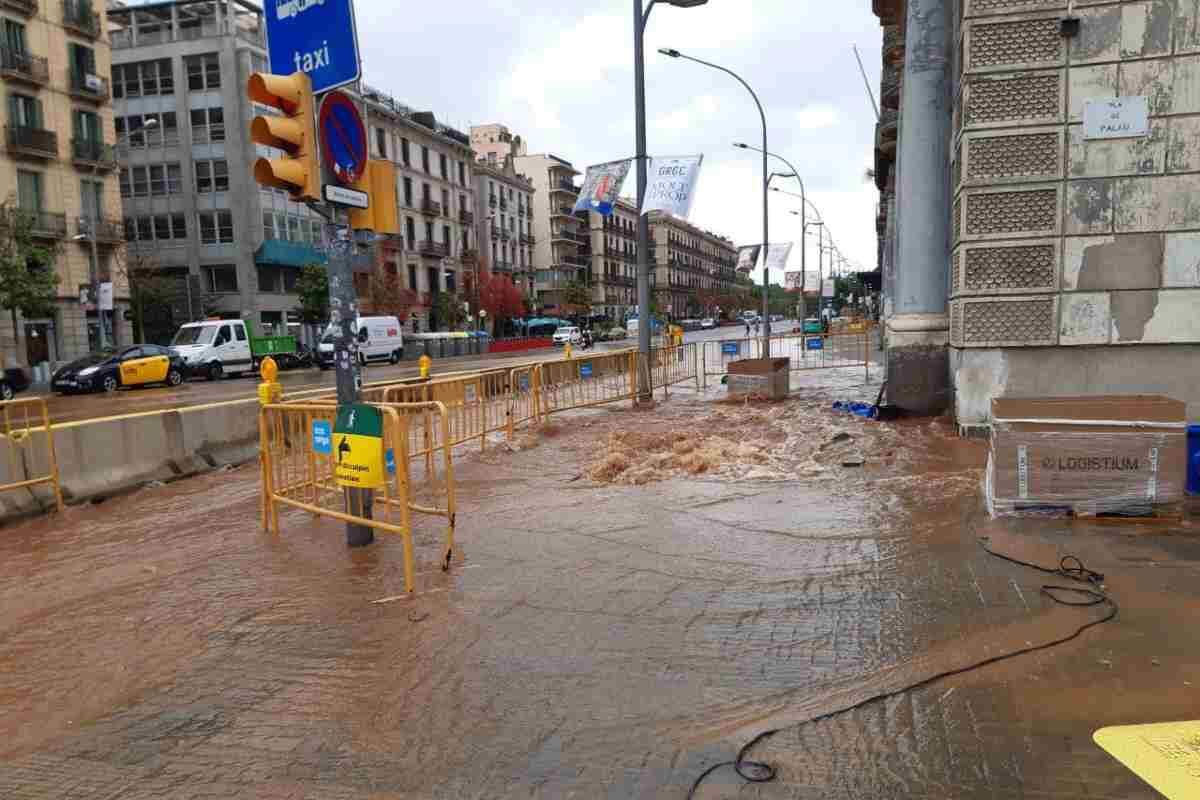 Una Fuita D’aigua Espectacular Inunda Una Zona De Barcelona