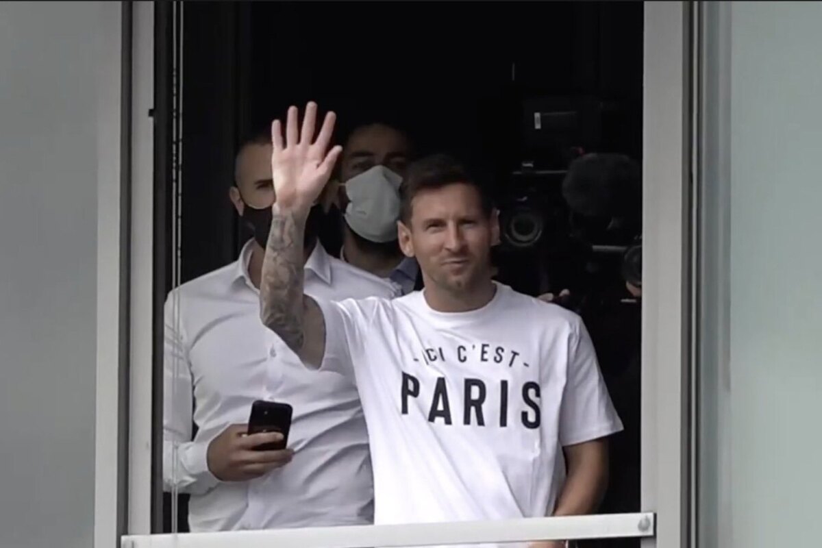 Messi saluda als afeccionats del PSG a la seva arribada a Paris