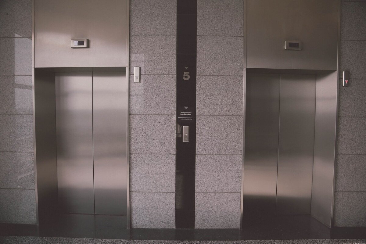 Imatge de dos ascensors